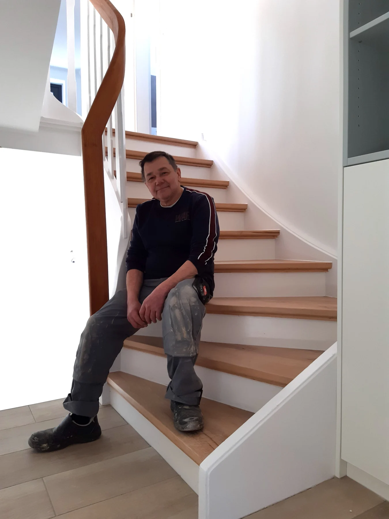 Handwerker auf einer mit Holz belegten Treppe